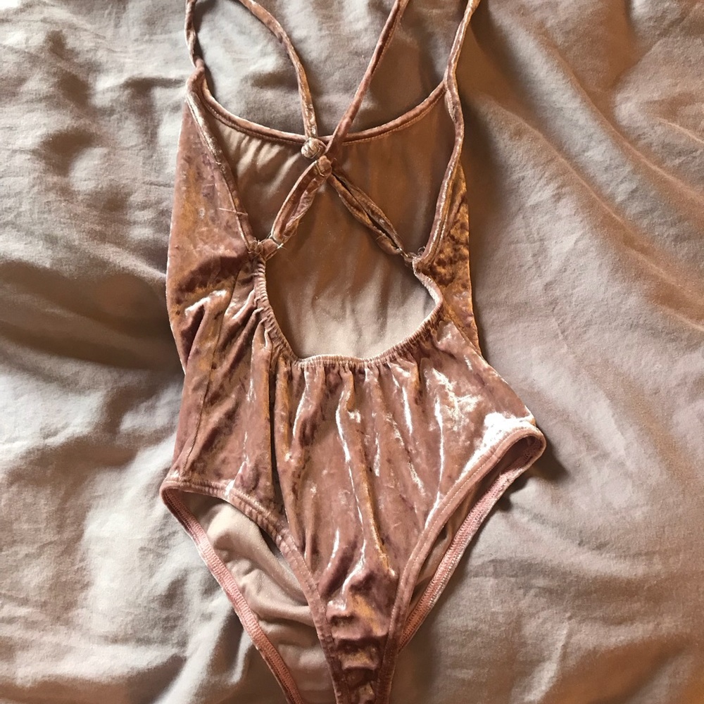 One piece - Picture 2 of 2
